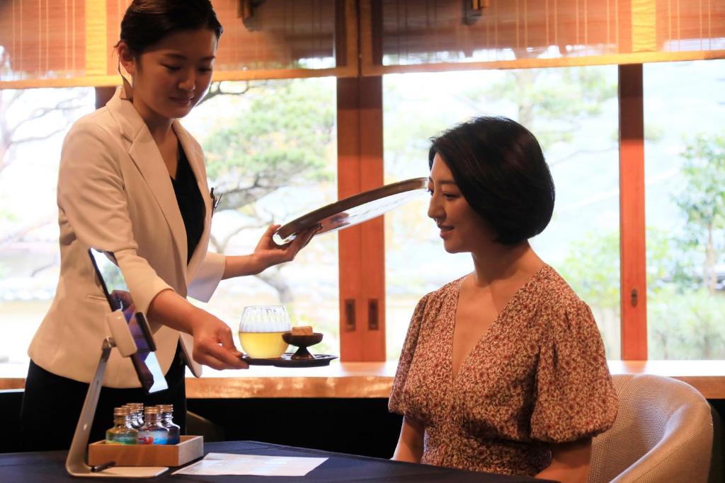 une femme qui verse une boisson dans un verre dans l'établissement Yugawara Fuga - Adult Only, à Yugawara 136 autres photos
