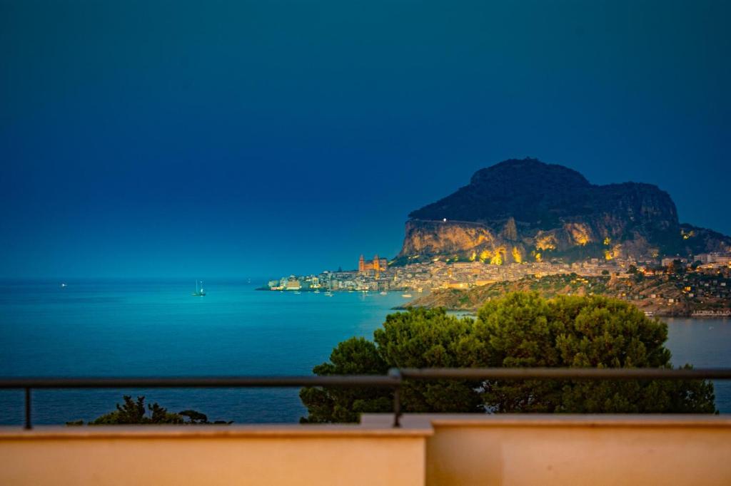 - une vue de nuit sur la baie d'gibraltar dans l'établissement Hotel Baia Del Capitano, à Cefalù 95 autres photos