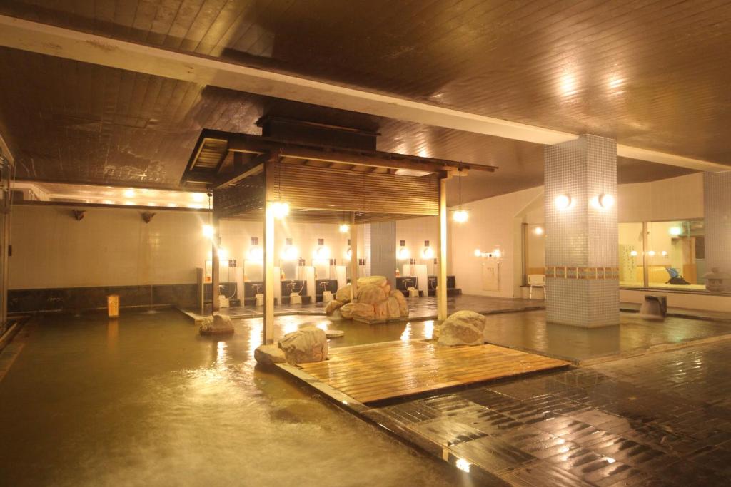 une grande chambre avec une scène dans un bâtiment dans l'établissement Hotel Towadaso, à Towada