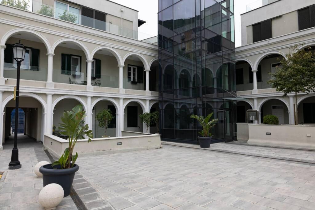 Charming Colonial Flat in historic building 6