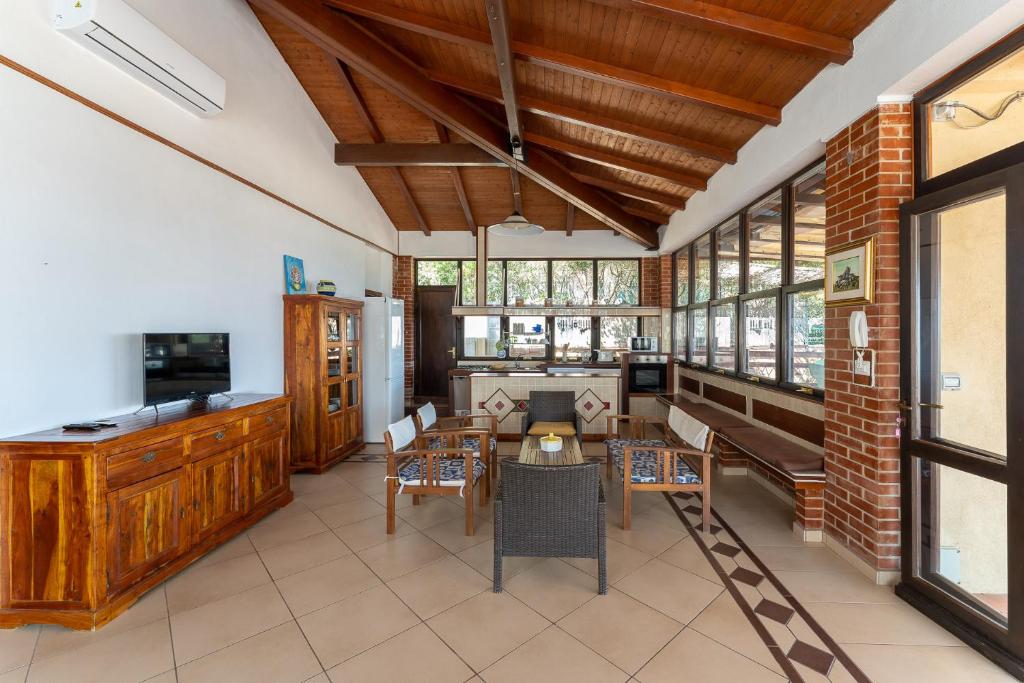 un grand salon avec une table et des chaises dans l'établissement Hotel Delfino, à Procchio
