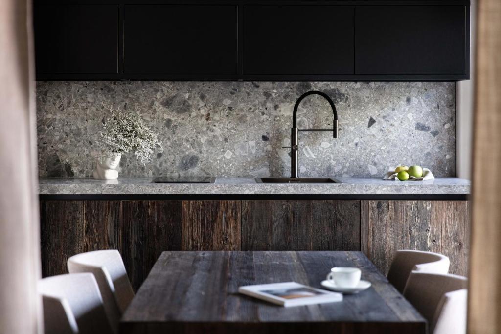 une cuisine avec une table en bois et un évier dans l'établissement Laqua by the lake, à Pettenasco