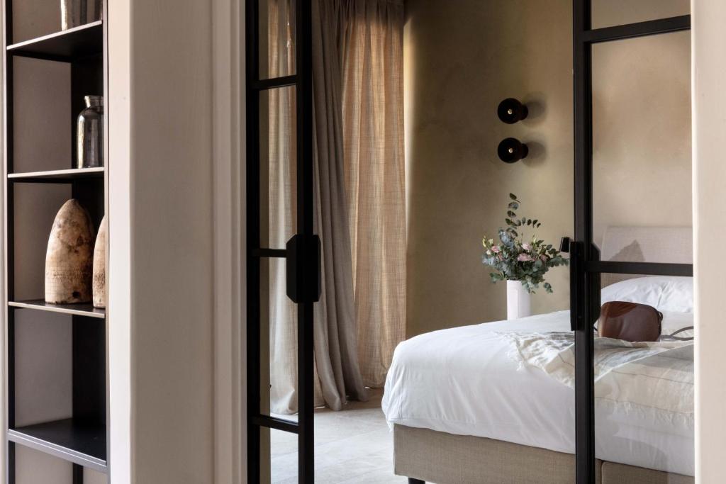 une chambre avec un lit et un miroir dans l'établissement Laqua by the lake, à Pettenasco