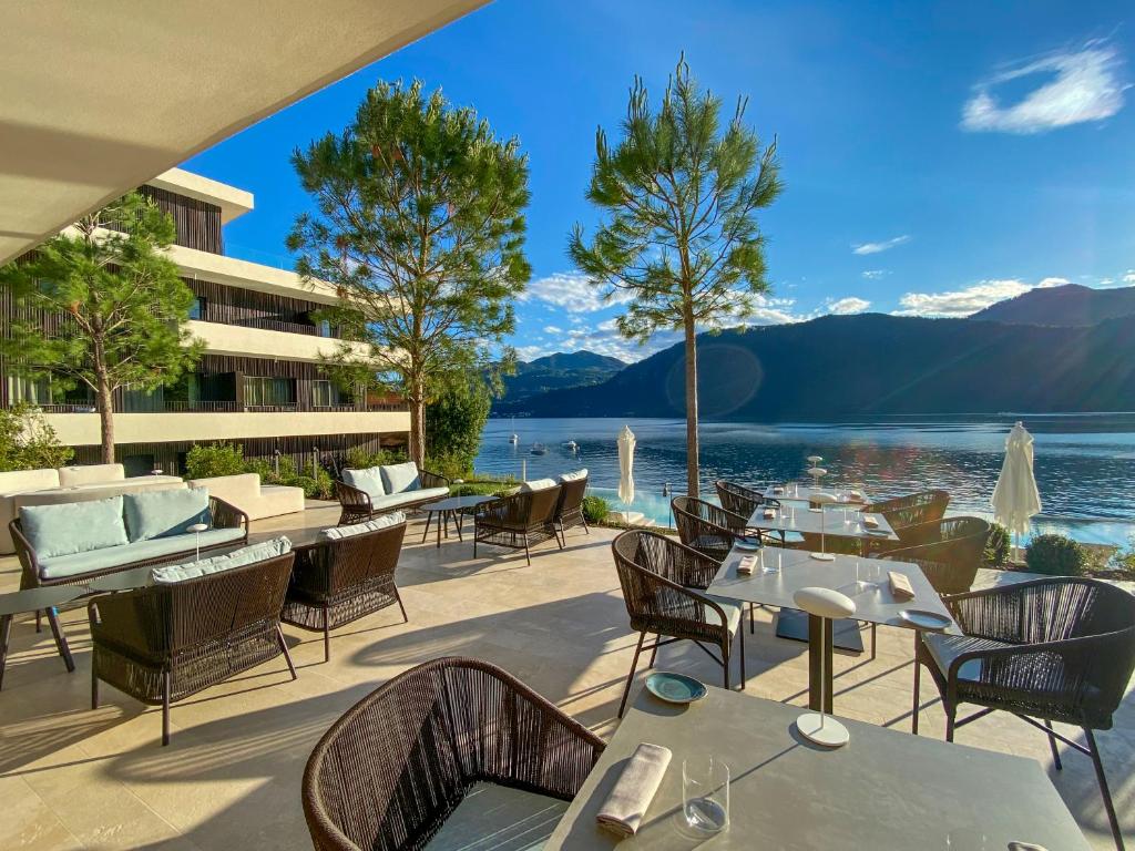 d'une terrasse avec tables et chaises et vue sur le lac. dans l'établissement Laqua by the lake, à Pettenasco