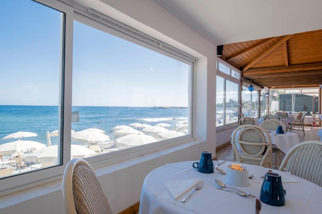 un restaurant avec vue sur l'océan dans l'établissement Hotel Del Sole, à Santa Marinella 5 autres photos