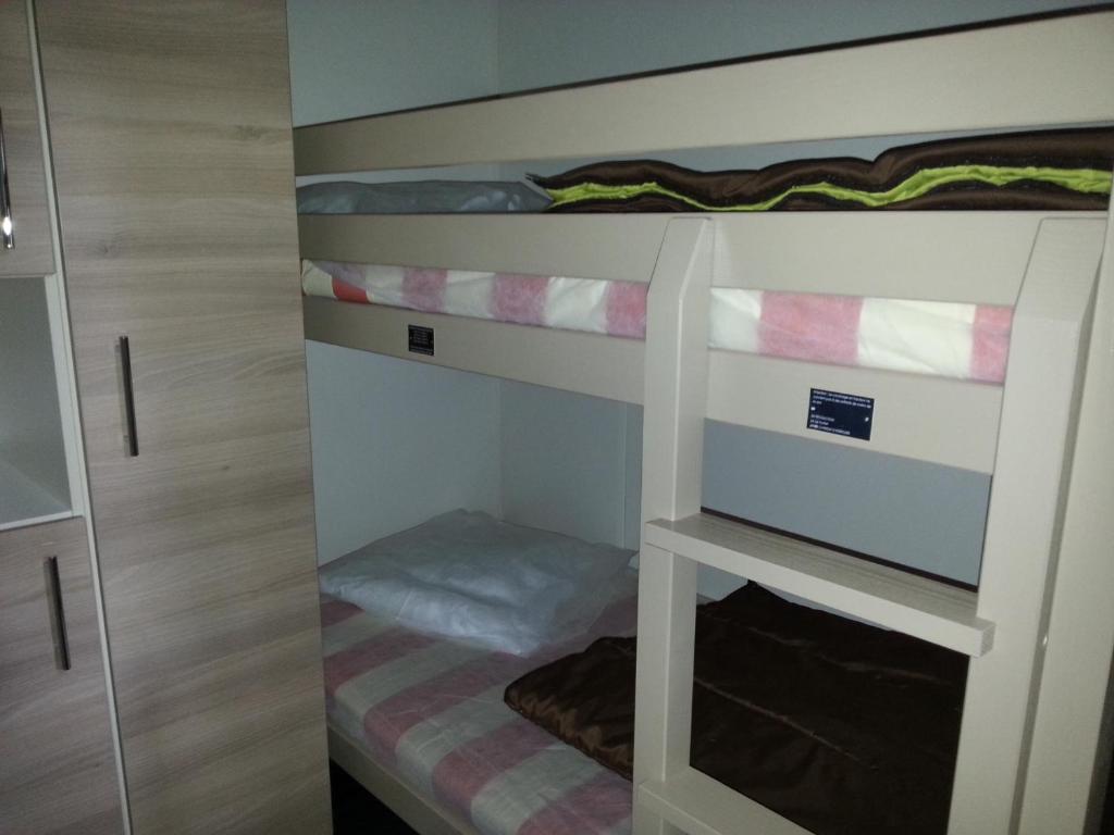 une chambre avec deux lits superposés dans l'établissement Camping Les Sources, à Saint-Jean-du-Gard 37 autres photos