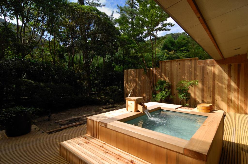 un bain à remous avec une fontaine dans l'arrière-cour dans l'établissement Oku Yugawara SANSUIROU, à Yugawara