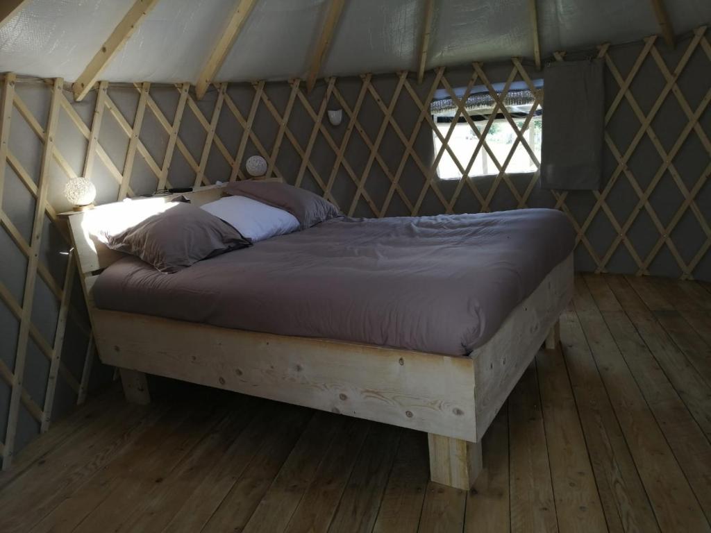 Ce lit se trouve dans une yourte. dans l'établissement FERME DU CAROIRE, à Azay-le-Ferron