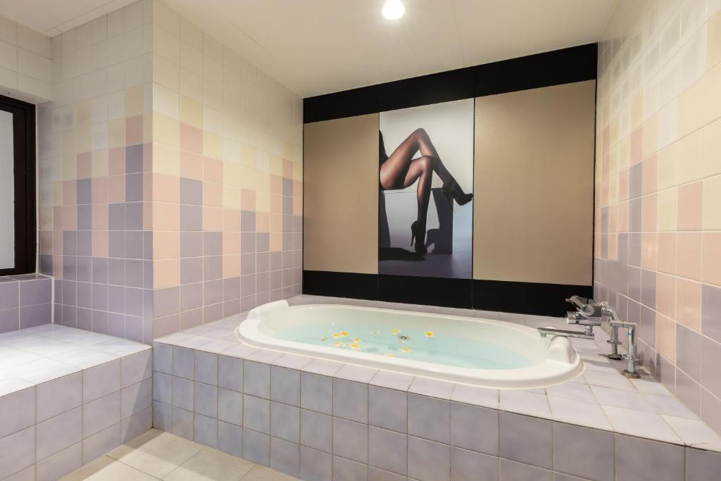 La salle de bains est pourvue d'une baignoire sur pieds. dans l'établissement ホテル ブランチャペルクリスマス 四日市, à Yokkaichi 55 autres photos