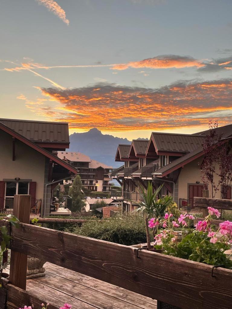 un groupe de maisons avec des fleurs dans une cour dans l'établissement Belle Vue de St Gervais, à Saint-Gervais-les-Bains