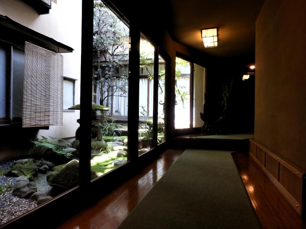 un couloir avec un étang à poissons dans un bâtiment dans l'établissement Murataya, à Kanazawa