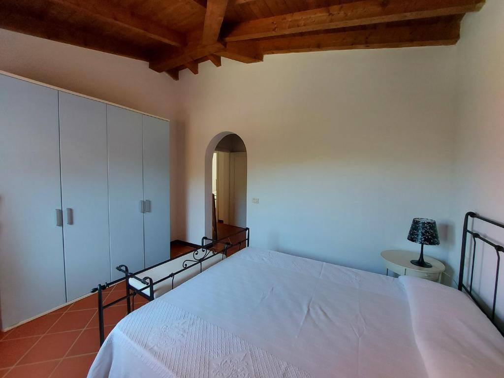 une chambre avec un grand lit blanc et une table dans l'établissement Villa Venere, à Stintino 15 autres photos