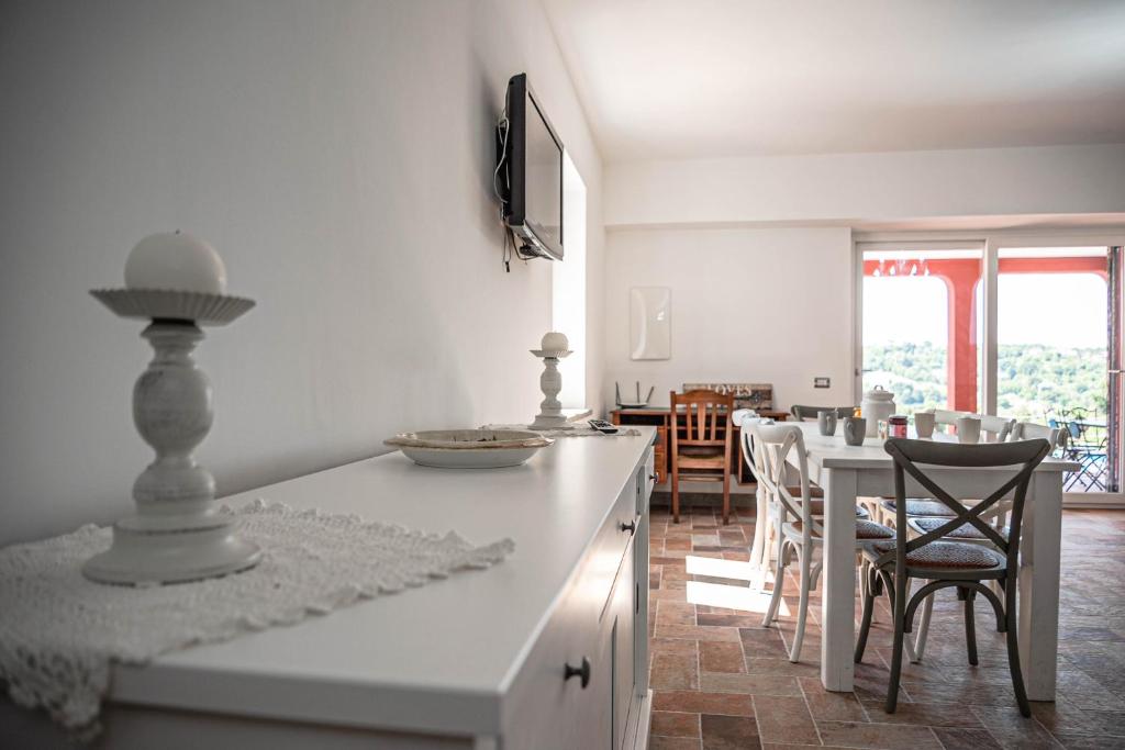 une cuisine blanche avec une table et des chaises dans l'établissement luxury villa Arianna, à Tarano
