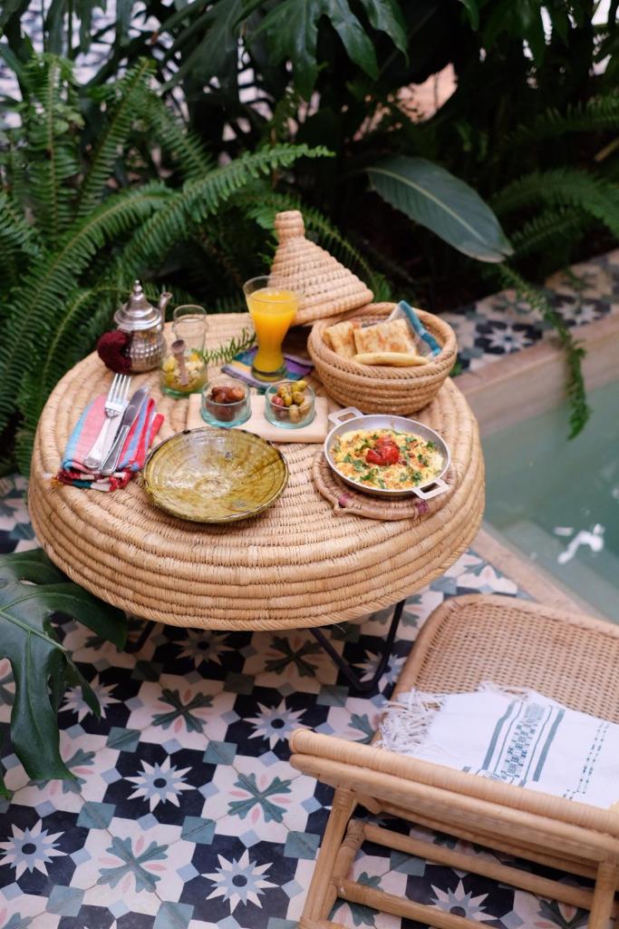 - une table en rotin avec de la nourriture sur la terrasse dans l'établissement Riad L'Atelier, à Marrakech 37 autres photos