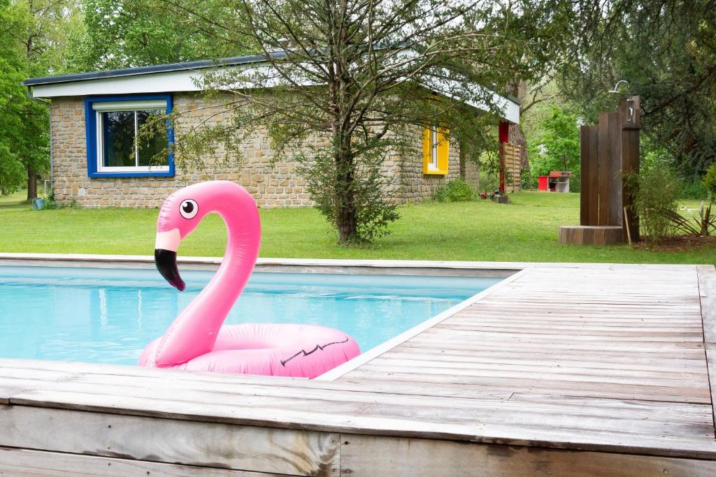 un flotteur de flamants roses dans une piscine dans l'établissement GITE Du MISFON "VINTAGE 70', à Bazouges-sur-le-Loir