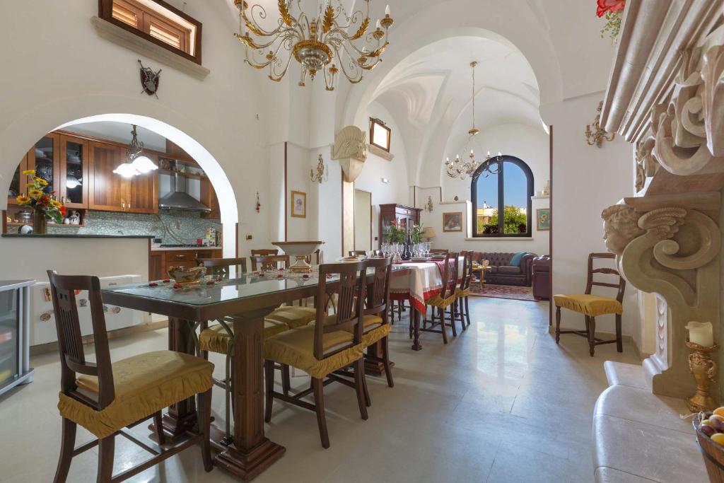 une grande salle à manger avec une table et des chaises dans l'établissement Villa Raffaella by BarbarHouse, à Spongano