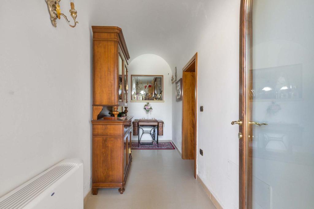 un couloir avec une pièce avec une table et une porte dans l'établissement Villa Raffaella by BarbarHouse, à Spongano