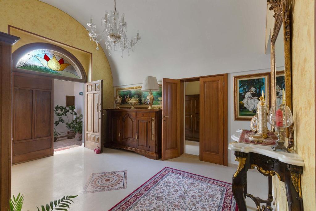 un salon avec une table et un vitrail dans l'établissement Villa Raffaella by BarbarHouse, à Spongano