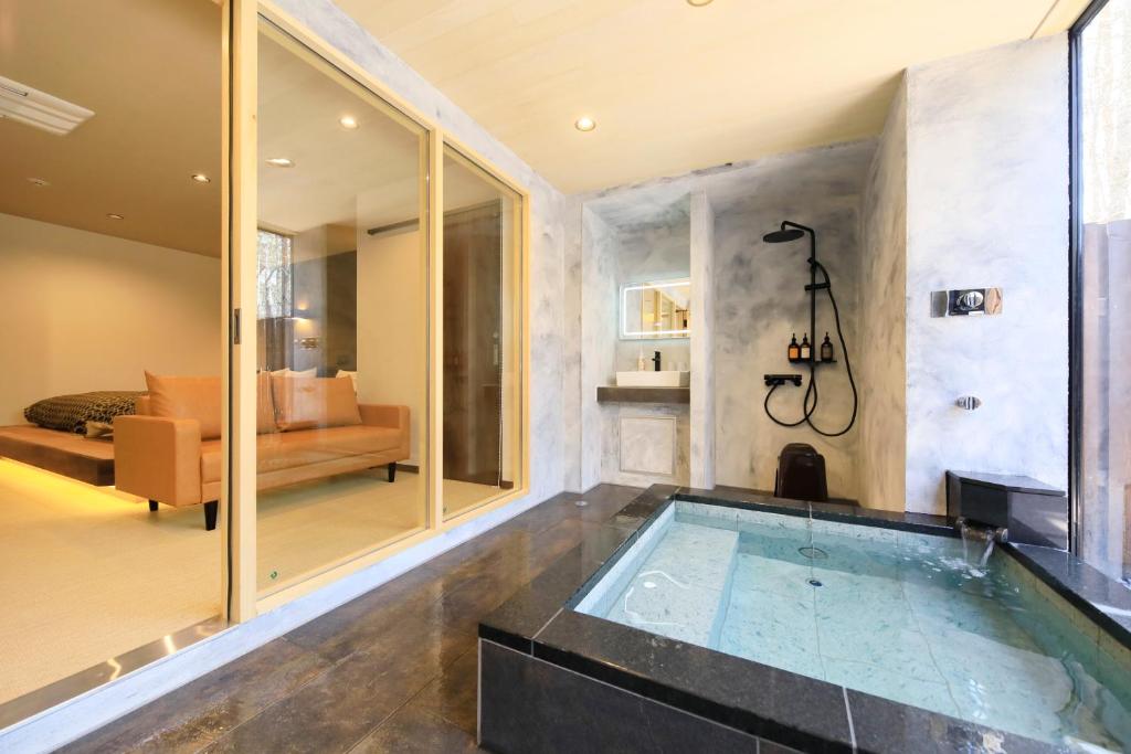 d'une salle de bains avec baignoire et d'une chambre. dans l'établissement Yutorelo Tateshina Hotel with DOGS, à Chino