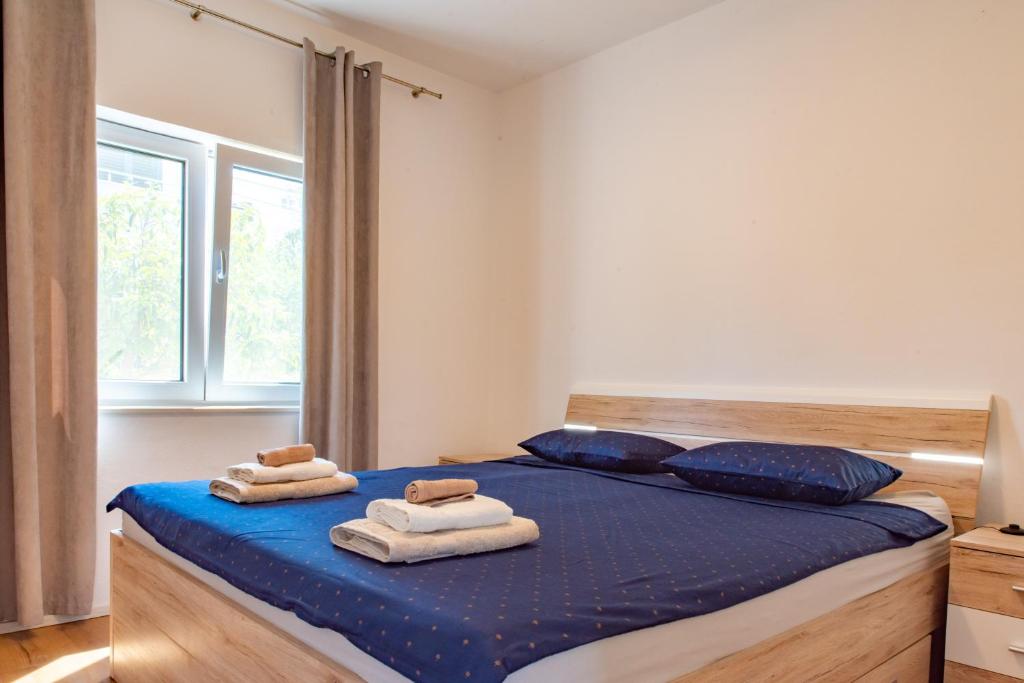 Beach Holiday home with private jacuzzi & parking 8