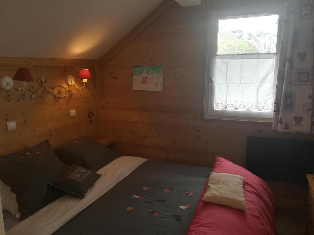 une chambre avec un lit et une fenêtre dans l'établissement Avoriaz cocooning, à Avoriaz