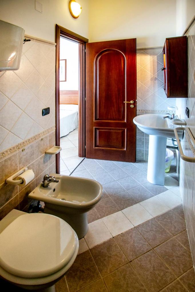 une salle de bain avec toilettes et lavabo dans l'établissement Hotel Gran Duca, à Briatico 23 autres photos