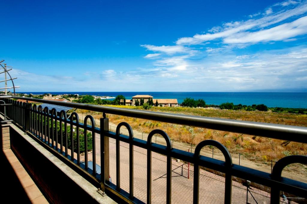 une vue sur l'océan depuis un balcon dans l'établissement Hotel Gran Duca, à Briatico