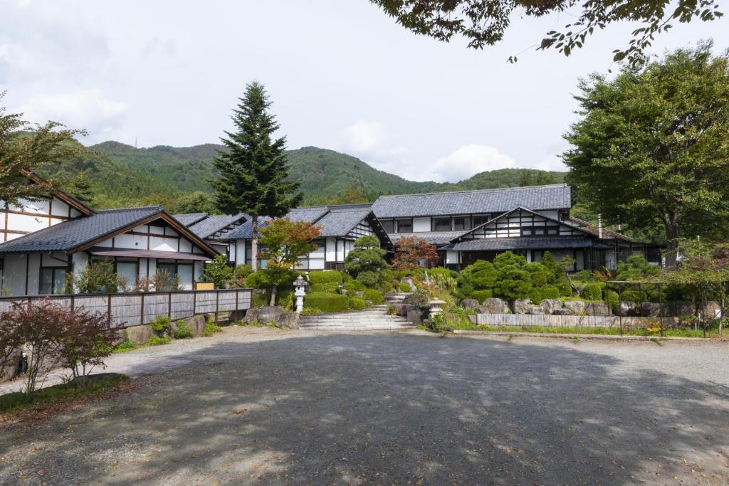 une maison avec une allée devant dans l'établissement Shojuen, à Minakami