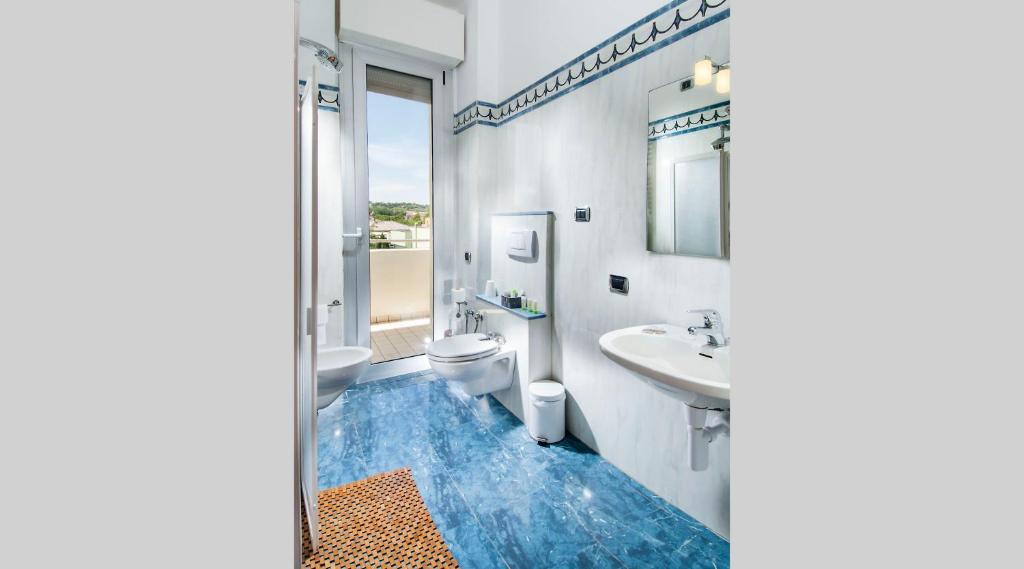 une salle de bain avec toilettes et lavabo dans l'établissement Hotel Le Querce, à Senigallia