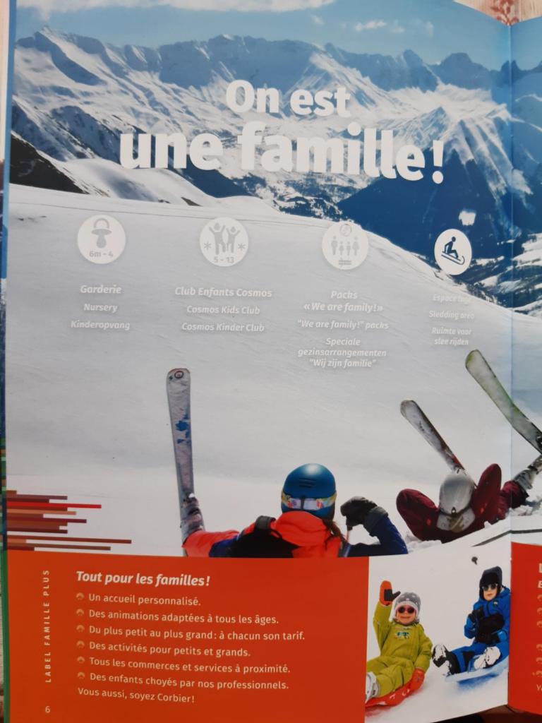 une affiche pour une station de ski familiale de la ligne omega dans l'établissement T2 vue piste Résidence Vostok Zodiaque, au Corbier