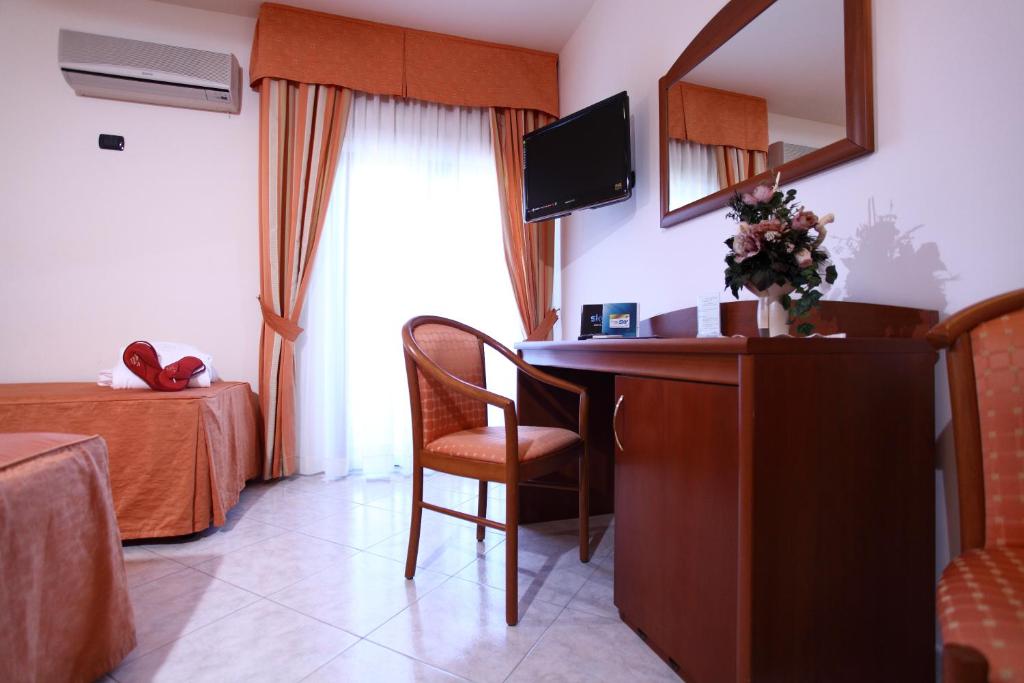 une chambre avec un bureau avec une chaise et un lit dans l'établissement Hotel Za Maria, à Santo Stefano di Camastra