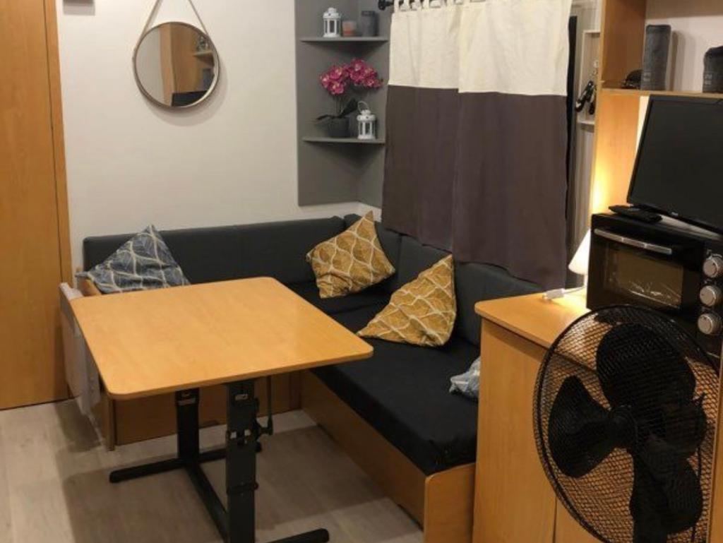 un salon avec un canapé et une table dans l'établissement Mobile Home Zen pour 4 à 6 pers camping 4* Saint Paul Les Dax, à Saint-Paul-lès-Dax