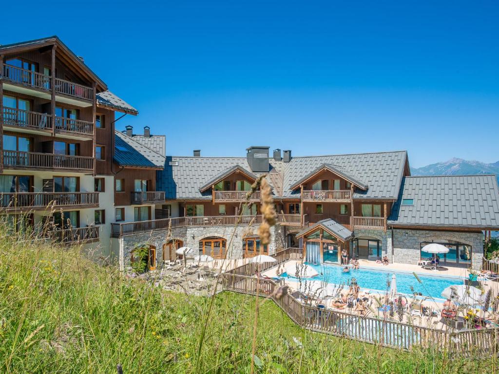 - une vue sur un complexe avec une piscine dans l'établissement Apartment Les Alpages du Corbier-1 by Interhome, au Corbier