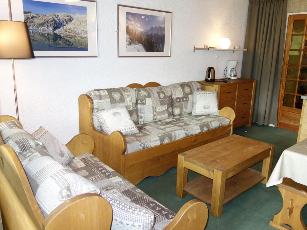 un salon avec deux canapés et une table dans l'établissement Studio Sérac V7 by Interhome, à Val Thorens