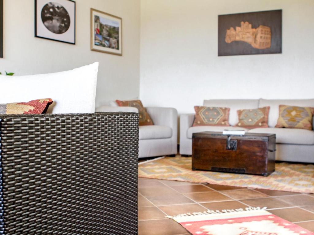 un salon avec un canapé et une table basse dans l'établissement Villa al Castello by Interhome, à Pietre Nere San Zagaria