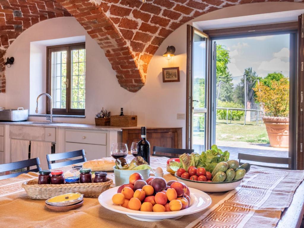 - une table avec des fruits et des légumes dans la cuisine dans l'établissement Villa Bric del Vento by Interhome, à Soglio