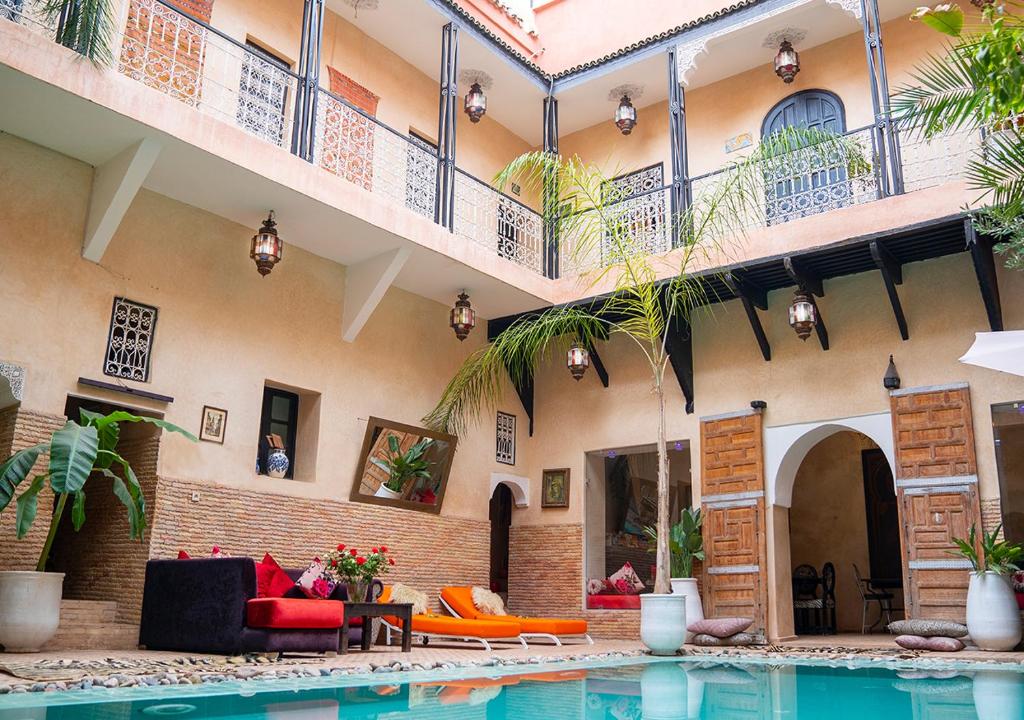 une cour avec une piscine dans une maison dans l'établissement Riad Romance, à Marrakech
