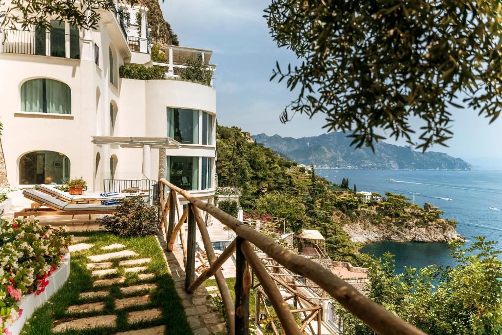 une maison sur une colline à côté de l'océan dans l'établissement Borgo Santandrea, à Amalfi