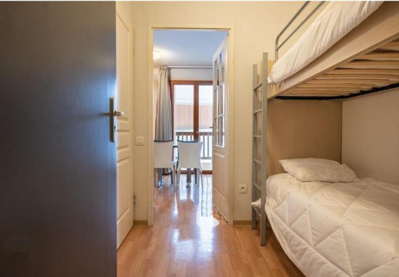 - une chambre avec des lits superposés et une salle à manger dans l'établissement LES ORRES 1800 Appartement 4 p JACUZZI balnéo privé Vue piste piscine résidence, aux Orres