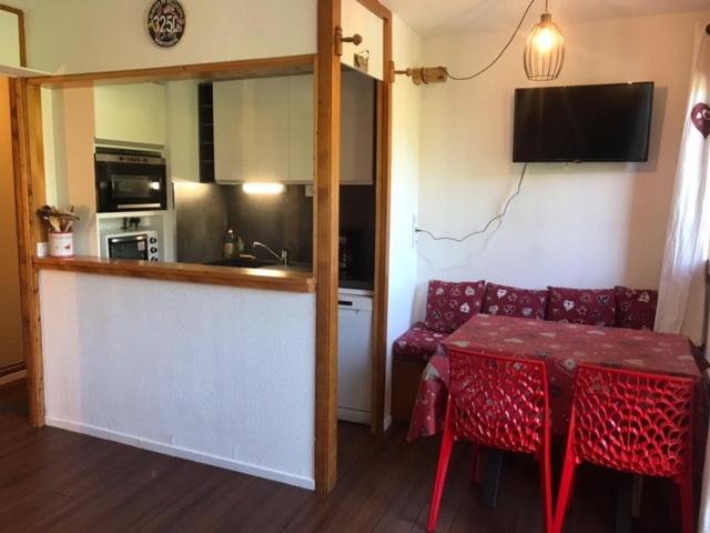 une cuisine avec un comptoir et une table ainsi qu'une cuisine avec une table et des chaises dans l'établissement Montchavin Les Côtes vue Mont-Blanc, à La Plagne Tarentaise