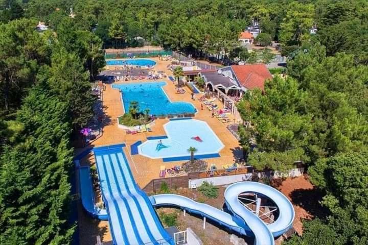 - une vue aérienne sur une grande piscine d'un complexe dans l'établissement Mobilhome camping proche des plages, à Saint-Jean-de-Monts 13 autres photos