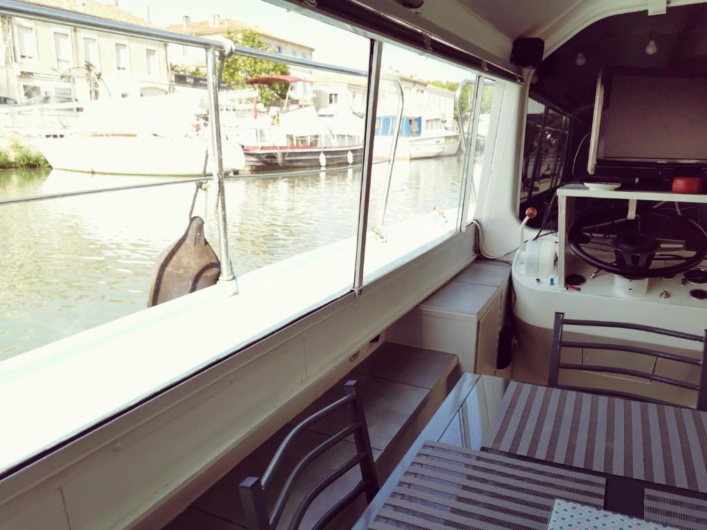 Photo de la galerie de l'établissement Bateau Entier 35m2 avec Terrasse, à Beaucaire