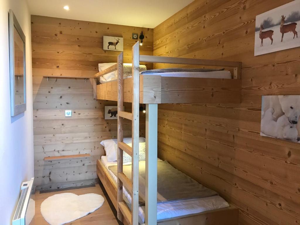 - une chambre avec 4 lits superposés dans une cabine dans l'établissement ARC 1950 Appartement de Standing rénové avec vue sur le Mont Blanc - Paradiski 5 Cristaux, à Arc 1950