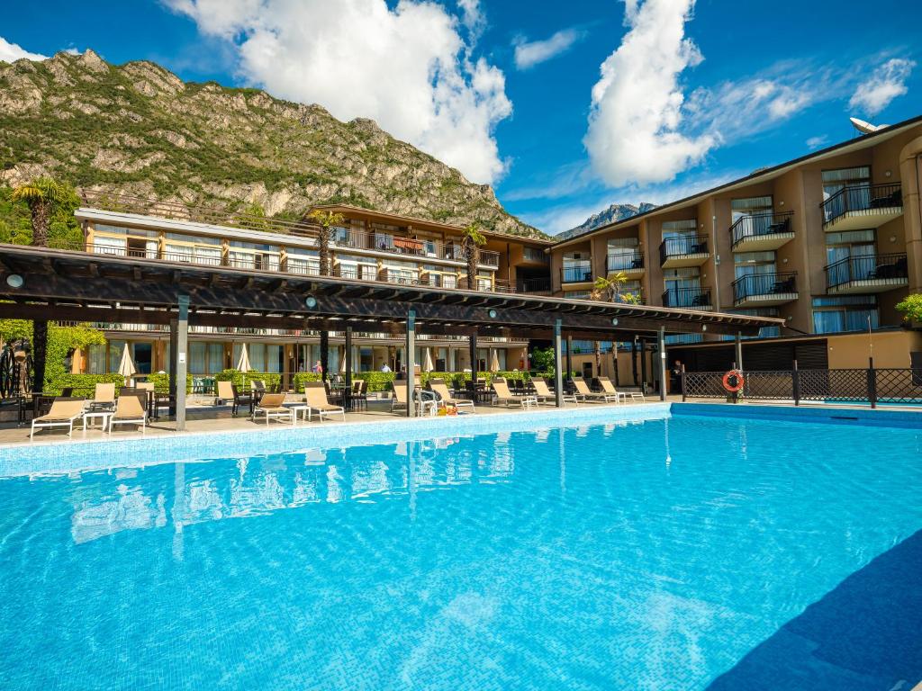 une grande piscine devant un hôtel dans l'établissement Hotel Leonardo Da Vinci, à Limone sul Garda