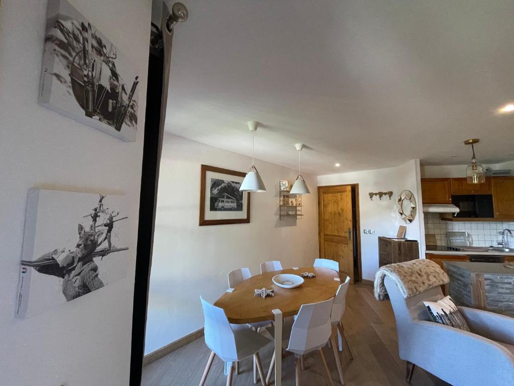 une salle à manger et une cuisine avec une table et des chaises dans l'établissement ARC 1950 Appartement de Standing rénové avec vue sur le Mont Blanc - Paradiski 5 Cristaux, à Arc 1950