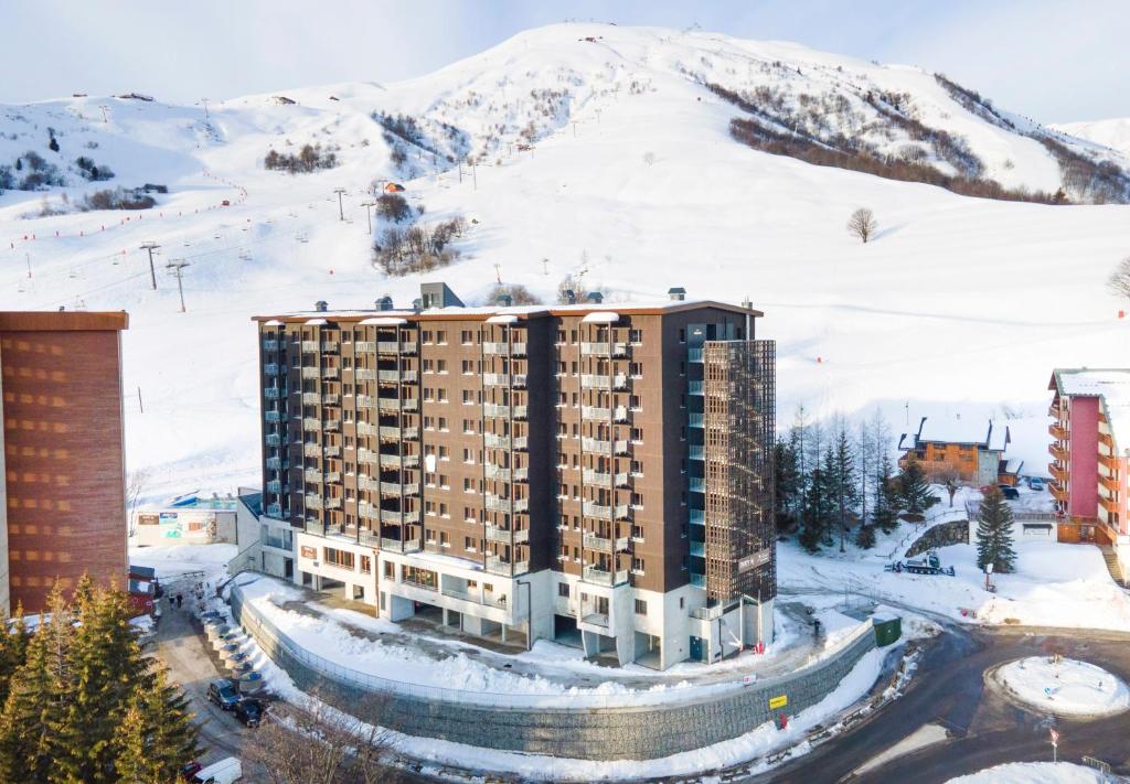 Un hôtel dans la neige dans l'établissement Résidence Club mmv L'Etoile des Sybelles ****, au Corbier