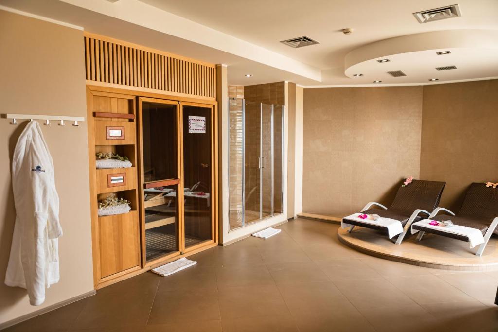 un salon avec deux chaises et un miroir dans l'établissement Hotel Abruzzo Marina, à Silvi Marina