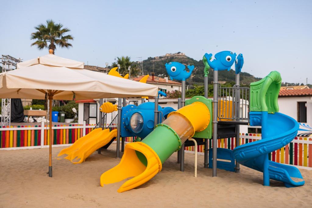 - une aire de jeux avec des toboggans colorés et un parasol dans l'établissement Hotel Abruzzo Marina, à Silvi Marina
