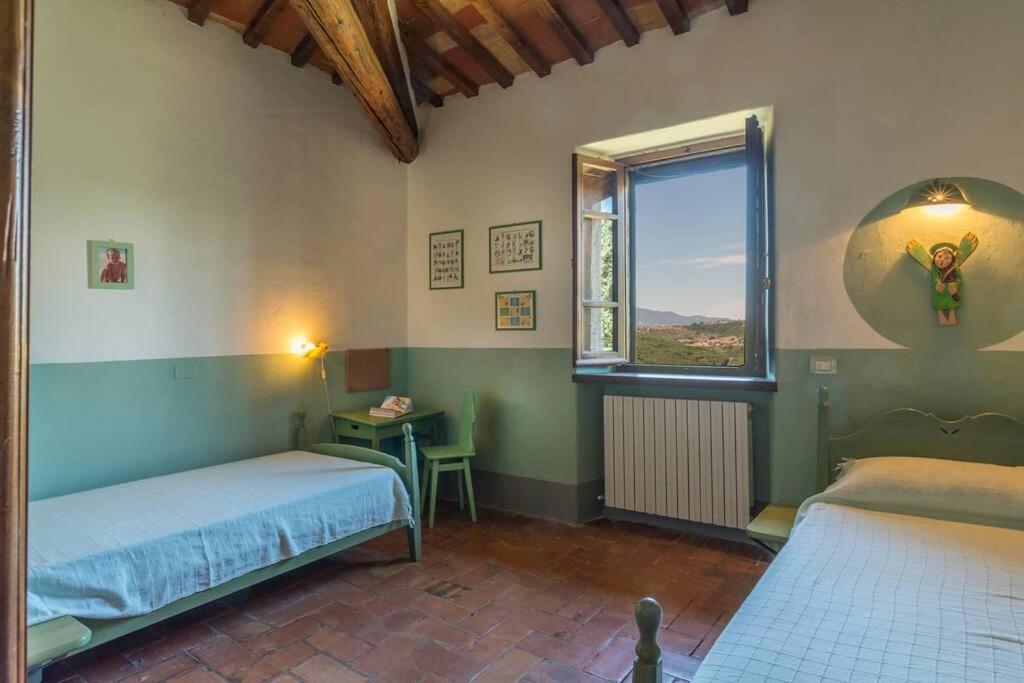 une chambre avec deux lits et une fenêtre dans l'établissement Exclusive Villa Parrano - countryside with pool, à Parrano
