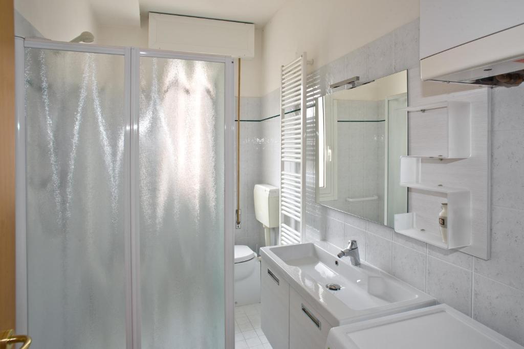 une salle de bain avec douche, lavabo et toilettes dans l'établissement Villa Hanna, à Lido di Jesolo